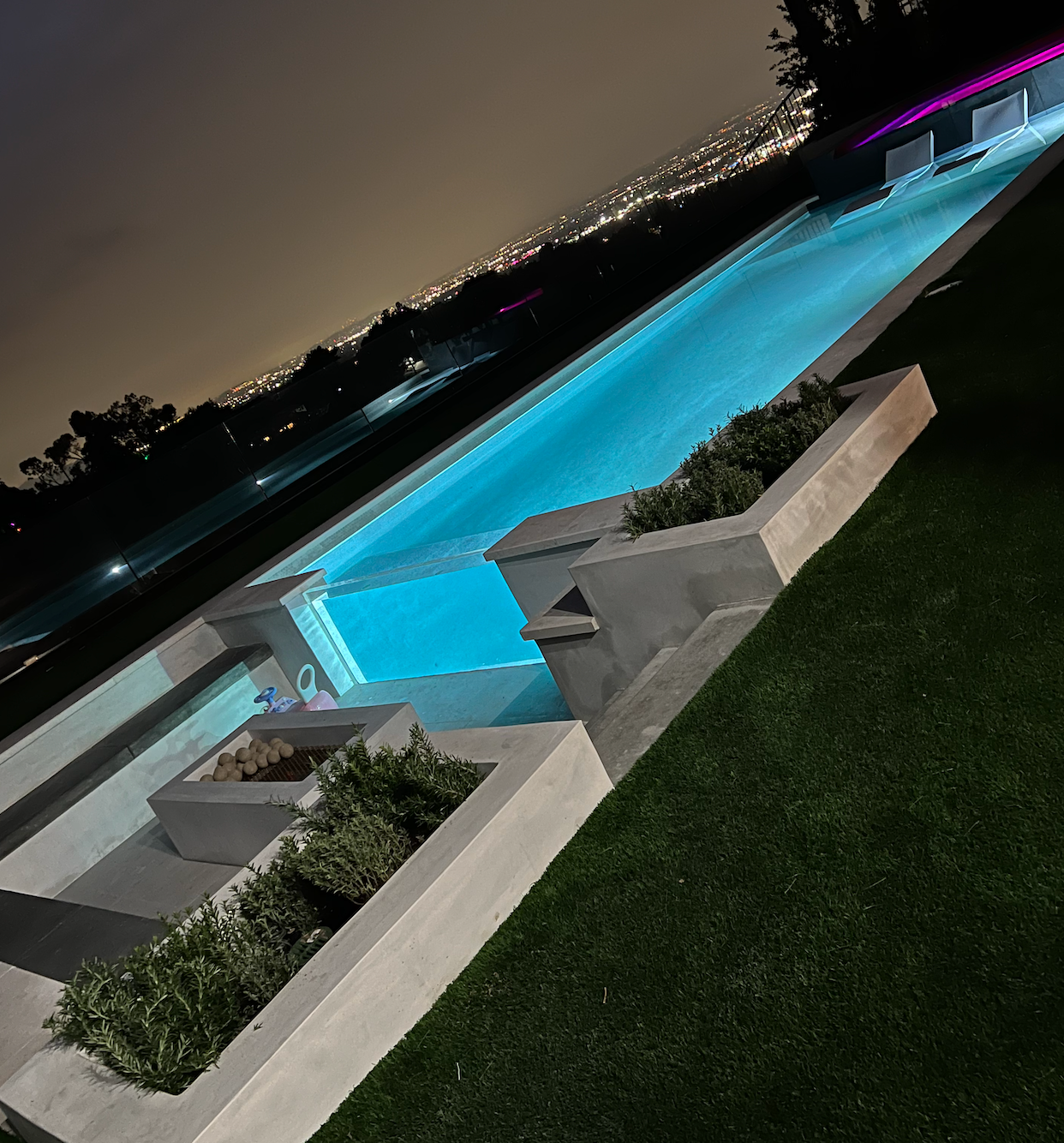 an acrylic pool panel wall installed in luxury home in los angles